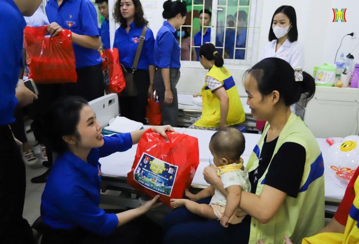 Cụm trưởng Cụm thi đua số 2, Đoàn khối các cơ quan TP Hà Nội - Hồ Thủy Tiên, cho biết: "Đây không chỉ là dịp để các tổ chức Đoàn thuộc Đoàn khối các cơ quan thành phố Hà Nội nâng cao nhận thức, trách nhiệm của mình trong công tác bảo vệ, chăm sóc và giáo dục thiếu niên nhi đồng, mà quan trọng hơn là thể hiện sự quan tâm, chia sẻ về vật chất và tinh thần đến các em thiếu nhi đang điều trị tại Bệnh viện E, nhất là các em nhỏ có hoàn cảnh khó khăn. Các đơn vị thuộc Đoàn Thanh niên Cụm thi đua số 2 mong muốn chương trình "Trung thu cho em" sẽ là món quà ý nghĩa trong dịp tết đoàn viên, để giúp các em cùng các bậc phụ huynh có thêm động lực, niềm tin, sự kiên trì trong quá trình điều trị".