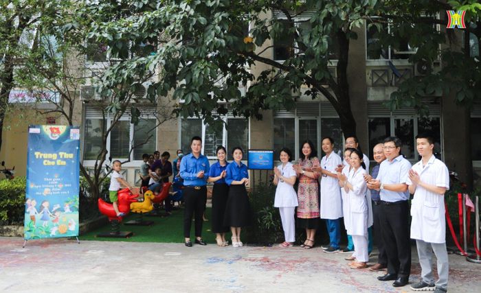 Trước đó, Cụm thi đua số 2 cùng các bác sĩ đã khánh thành công trình thanh niên “Khu vui chơi trẻ em” cho các bệnh nhi trong khuôn viên Vườn hoa Bệnh viện E.