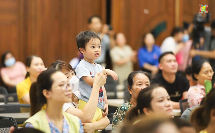 Niềm vui, niềm hạnh phúc ánh lên trong từng đôi mắt trẻ thơ.