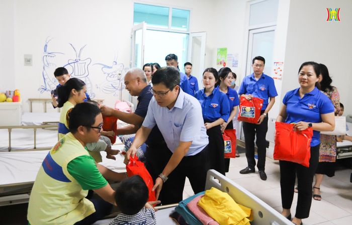 Đây là hoạt động thường niên của Cụm thi đua số 2 Đoàn khối các cơ quan TP Hà Nội, với mong muốn mang đến niềm vui cho các em nhỏ có hoàn cảnh khó khăn, vì phải ở lại bệnh viện điều trị mà không được tận hưởng không khí Tết Trung thu như các em hằng mong muốn.