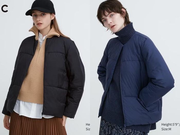 Nhà UNIQLO từ lâu đã nổi tiếng với dòng áo phao siêu nhẹ. Những thiết kế nhẹ nhàng có thể gấp gọn, lớp lót có thể điều chỉnh nhiệt độ để giữ ấm cơ thể, cộng thêm chất vải chống nước giúp mẫu áo trở nên linh hoạt và đa dụng trong mùa lạnh