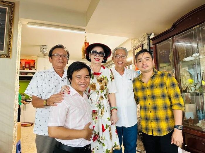 Nghệ sĩ Mộng Tuyền (đeo kính, đội mũ) trong buổi cúng giỗ tổ tại tư gia nghệ sĩ Trung Dân