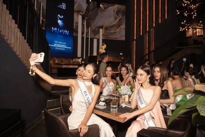 Các thí sinh Miss Universe Vietnam 2023 trong một bữa tiệc tối