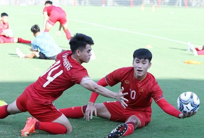 Những suất thuộc diện quá tuổi khiến HLV Hoàng Anh Tuấn loay hoay
