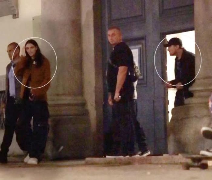 Vittoria Ceretti được trông thấy gặp gỡ mẹ của Leonardo DiCaprio