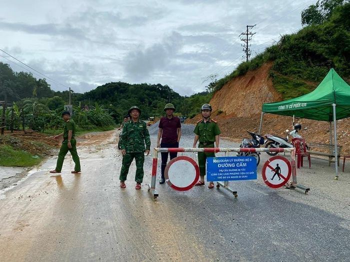 Các lực lượng chức năng đặt biển cảnh báo để đảm bảo an toàn cho người và phương tiện