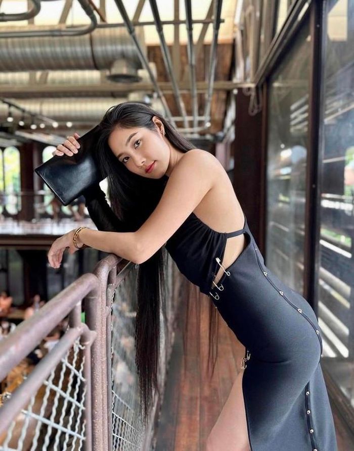 Cô giáo xinh đẹp này gây chú ý nhờ phong cách giảng dạy hiện đại, thu hút.