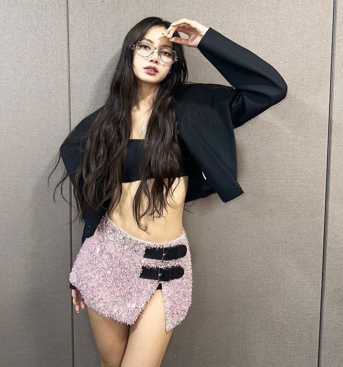 Trang phục biểu diễn của Lisa ngày càng hở bạo. 