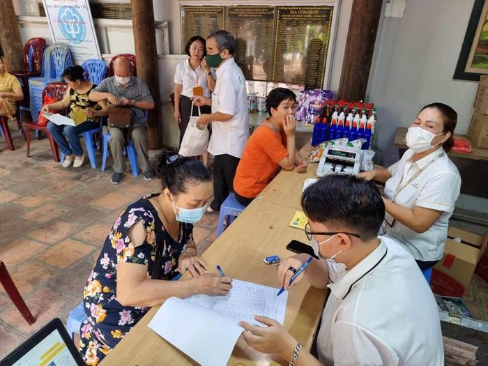 Chi trả lương hưu cho người hưởng. Ảnh - Xuân Long.