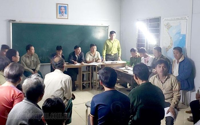 Ban lãnh đạo Hạt kiểm lâm huyện Mường Chà thường xuyên xuống cơ sở nắm tình hình và tuyên truyền nâng cao ý thức quản lý bảo vệ rừng cho người dân.