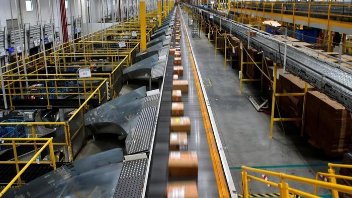 Một băng tải vận chuyển các gói hàng đến xe tải giao hàng tại trung tâm xử lý đơn hàng của Amazon ở Robbinsville, New Jersey, Mỹ. Nguồn: CNN