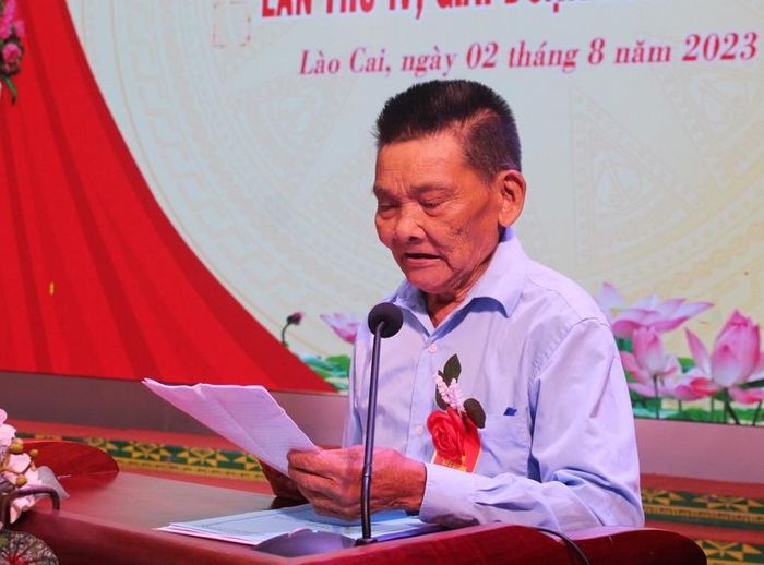 Ông Nguyễn Tiến Cường (xã Kim Sơn, huyện Bảo Yên) chia sẻ kinh nghiệm phát triển kinh tế tại hội nghị biểu dương người cao tuổi sản xuất, kinh doanh giỏi.