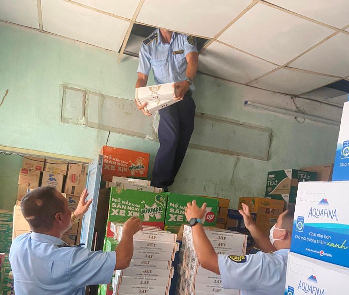 Lực lượng Quản lý thị trường tỉnh Bà Rịa - Vũng Tàu phát hiện một cơ sở buôn bán hơn 1.400 bao thuốc lá điếu nhập lậu
