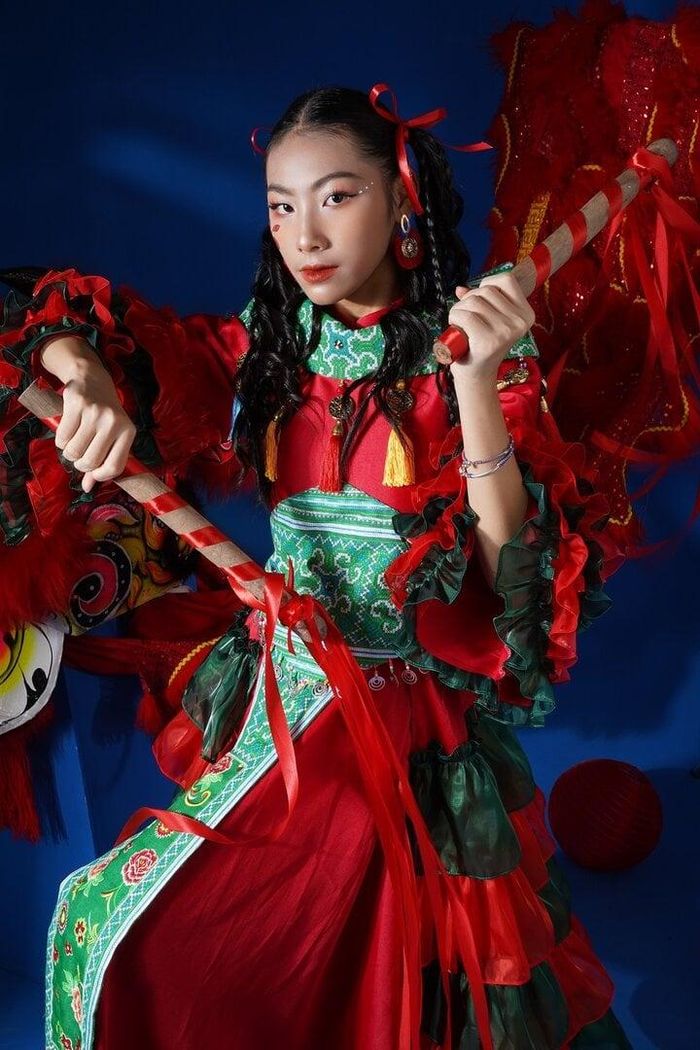 Trong loạt ảnh mới nhất, Khánh Vân nhận được nhiều lời khen ngợi khi thể hiện thần thái kiêu hãnh, lạnh lùng "chuẩn model".
