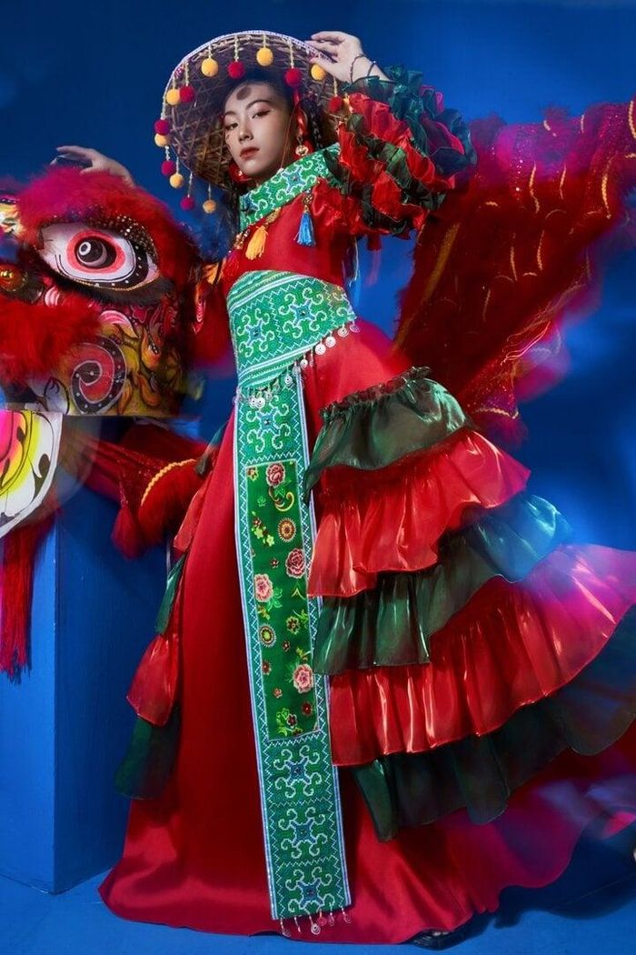 Mẫu nhí 13 tuổi tâm sự, dù ở sân khấu nào cô bé cũng cảm thấy hào hứng, tự tin khả năng của bản thân cũng nhưng những gì được siêu mẫu Đình Quyền chỉ dạy.