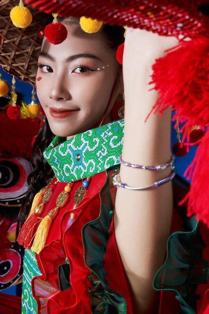 Biểu cảm phong phú đa dạng cùng những đường nét sắc sảo, "ăn ảnh", Khánh Vân không ngại những góc chụp cận cảnh.