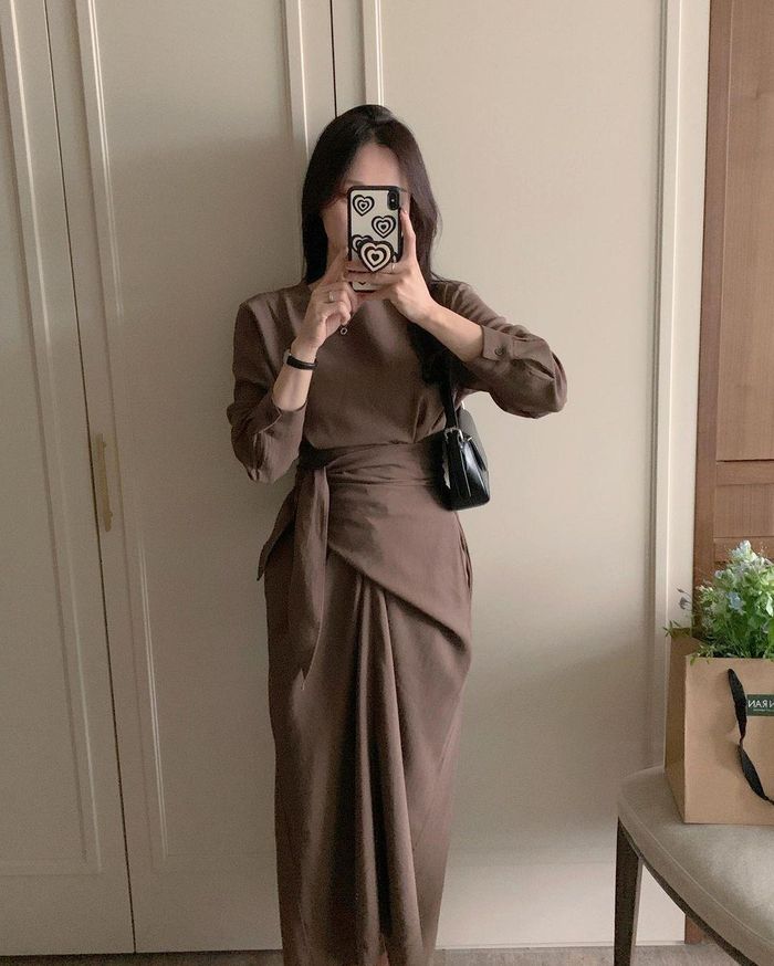 Với những mẫu váy trơn màu tối giản, bạn nên chọn váy có chi tiết chiết eo để vóc dáng trông thon thả hơn. Năm nay xu hướng quiet luxury với những mẫu váy trơn màu đang được nhiều người yêu thích, do đó bạn đừng quên bổ sung 1 chiếc váy trơn màu cho tủ đồ trong mùa thu này