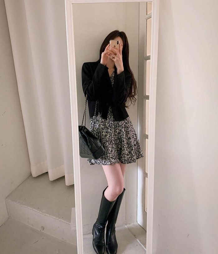 Một chiếc váy hoa dáng ngắn mix cùng cardigan và boots cao cổ, balo đeo vai đã mang đến cho cô nàng này hình ảnh năng động, trẻ trung
