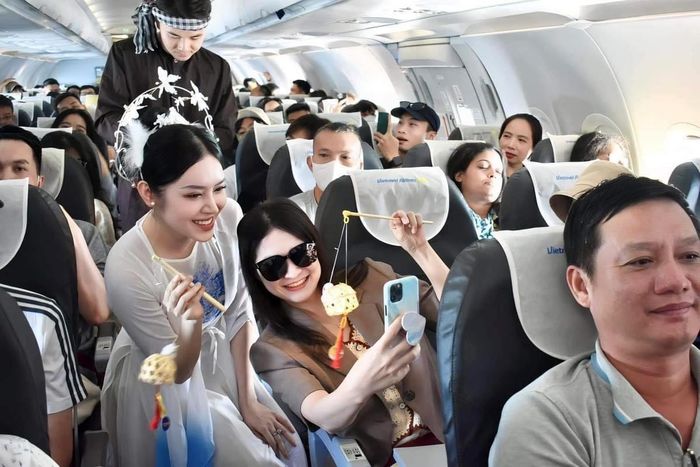 Nữ hành khách xin chụp ảnh cùng "chị Hằng" xinh đẹp