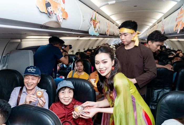 Những người lớn tuổi cũng có quà.