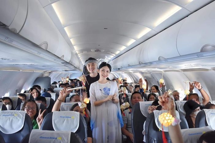 Hành khách trên máy bay đều rất hào hứng với những món quà Trung thu