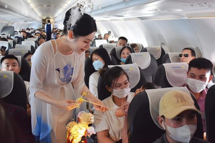 Em bé ngơ ngác đáng yêu khi được nhận quà từ "chị Hằng"