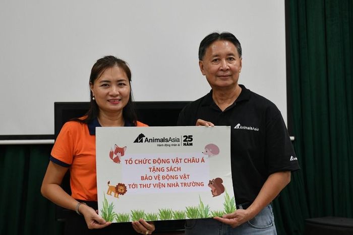 Tổ chức Động vật Châu Á gửi tặng trường Tiểu học Đan Phượng 1500 sách bảo vệ gấu, voi và các loài linh trưởng, động vật hoang dã tới thư viện nhà trường.