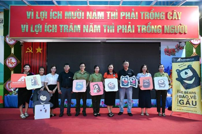 Trước đó nhà trường cũng phối hợp với Tổ chức Động vật Châu Á xây dựng vườn thảo dược rộng hơn 150 m2 .