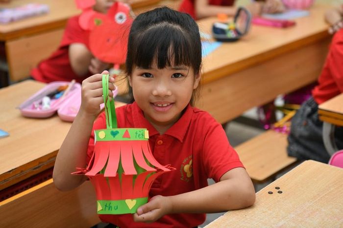 Tổ chức Động vật Châu Á đã trao quà cho toàn bộ 30 lớp của Nhà trường, cùng với các phần quà cho lớp và giải cá nhân cho các em nhỏ khối 1 và 2 với tổng gần 50 phần thưởng.
