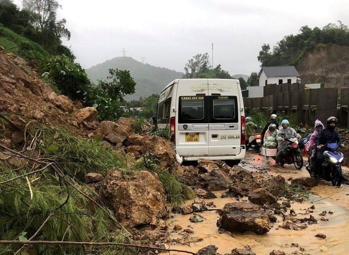 Sạt lở gây ùn tắc giao thông trên Quốc lộ 6 đoạn qua Dốc Cun, TP. Hòa Bình. (Ảnh: NDCC)