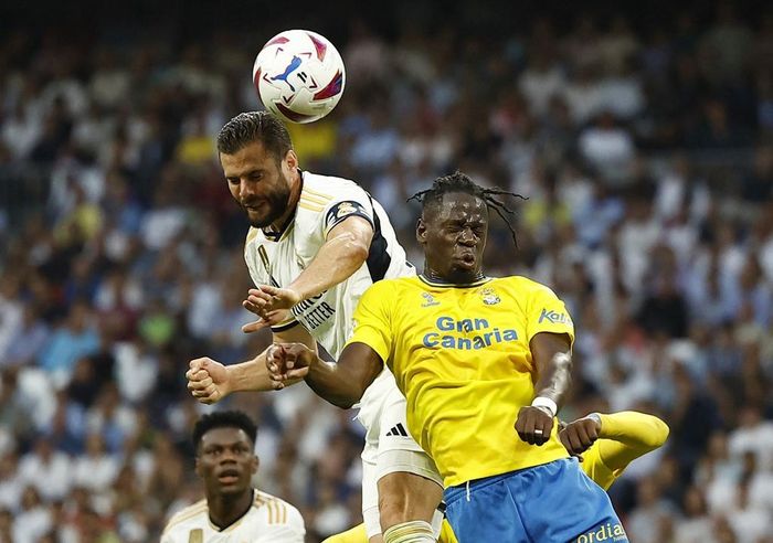 Đội chủ sân Santiago Bernabeu chơi lấn lướt hoàn toàn nhưng bế tắc trong phần lớn thời gian của hiệp một