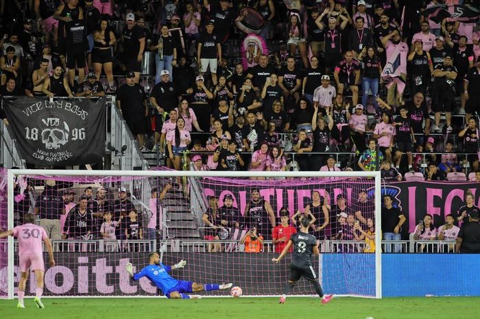 Hơn 10 phút sau, Houston Dynamo nhân đôi các biệt nhờ pha đá phạt đền chính xác