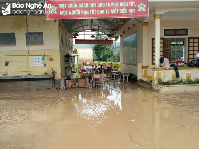  Sau lũ, Trường Tiểu học Châu Thắng ngập trong bùn lầy. Ảnh: N.T 