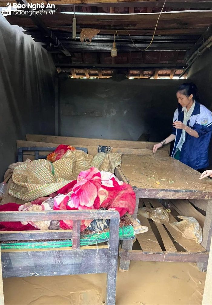  Học sinh Trường THPT Quỳ Châu trong căn phòng trọ bị ngập lũ. Ảnh: N.T 