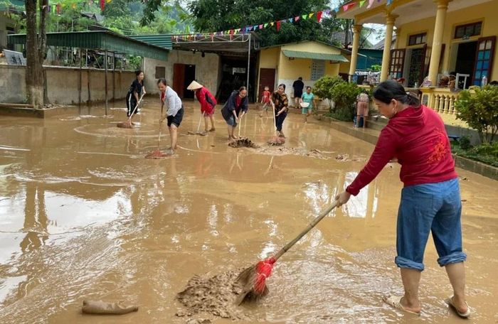  Công tác thu dọn sau lũ ở điểm trường Tà Sỏi vẫn còn rất bộn bề. Ảnh: N.T 