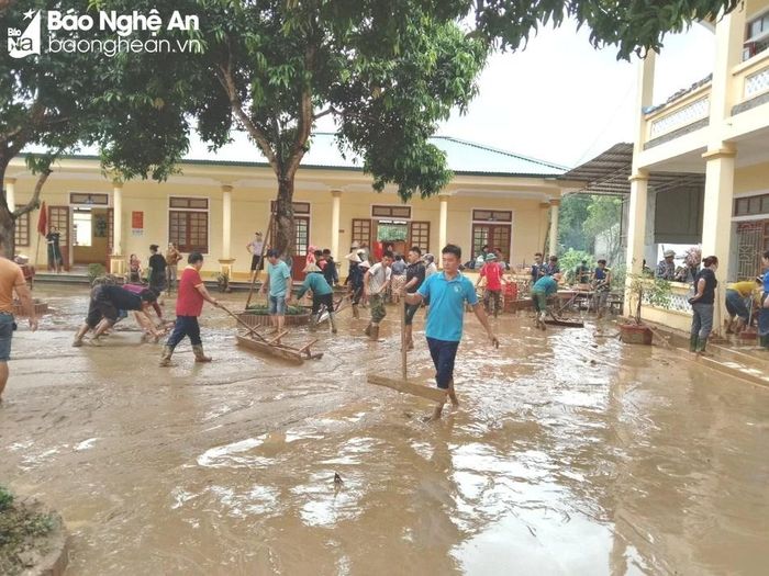  Công tác dọn vệ sinh ở Trường Tiểu học Châu Thắng đang được tiến hành khẩn trương. Ảnh: N.T 