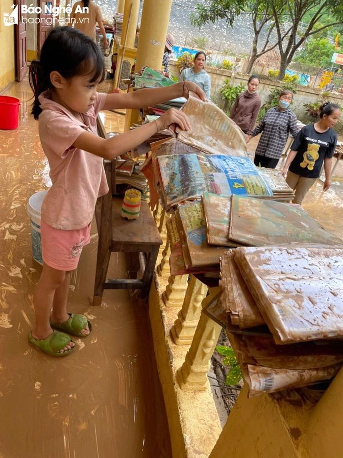  Toàn bộ sách, vở của học sinh Trường Tiểu học Châu Hạnh được để lại trường và nay đã hư hỏng. Ảnh: N.T 
