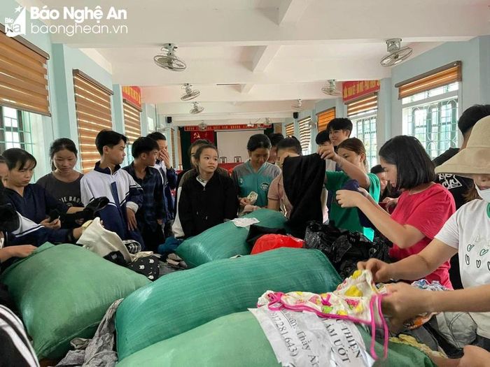  Học sinh Trường THPT Quỳ Châu nhận quần áo cũ từ các nhà hảo tâm. Ảnh: N.T 