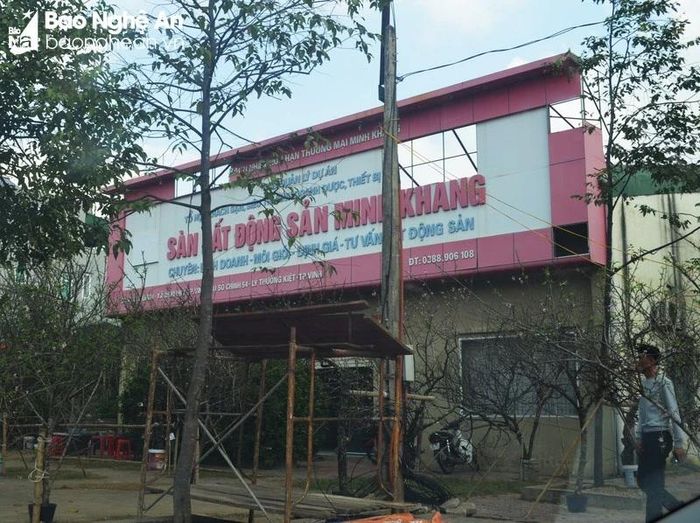  Sàn Giao dịch bất động sản ở Dự án tổ hợp khách sạn, siêu thị kinh doanh dược, thiết bị y tế và nhà ở đã ngừng hoạt động từ khá lâu. Ảnh: Nhật Lân 