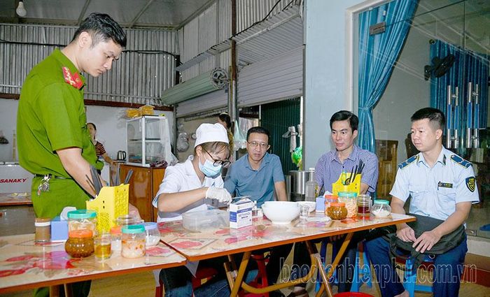 Ðoàn liên ngành TP. Ðiện Biên Phủ kiểm tra ATVSTP tại cơ sở kinh doanh dịch vụ ăn uống trên địa bàn phường Tân Thanh. Ảnh: Mai Giáp
