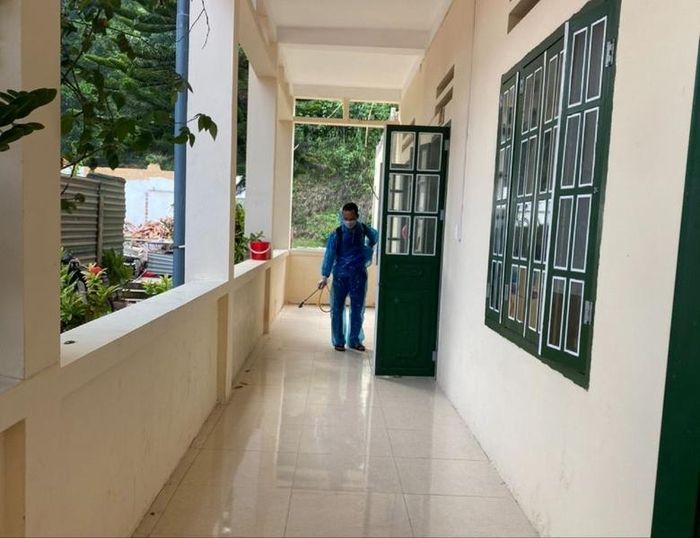  Phun khử khuẩn tại các trường học có ca mắc đau mắt đỏ. 
