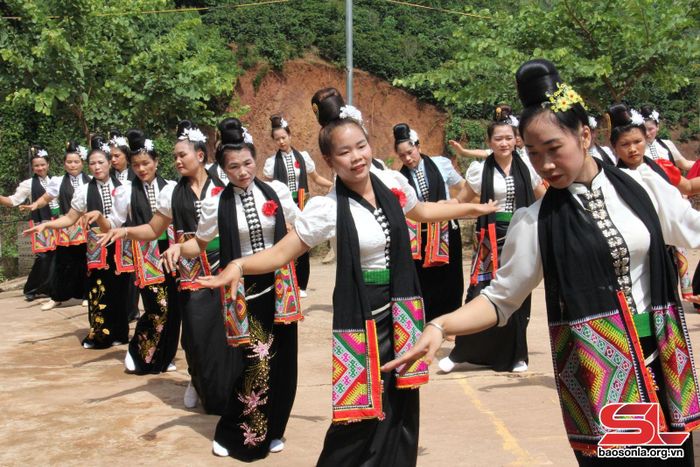 Thành viên CLB xòe Thái bản Nẹ Tở, xã Hua La luyện tập điệu xòe Thái. 