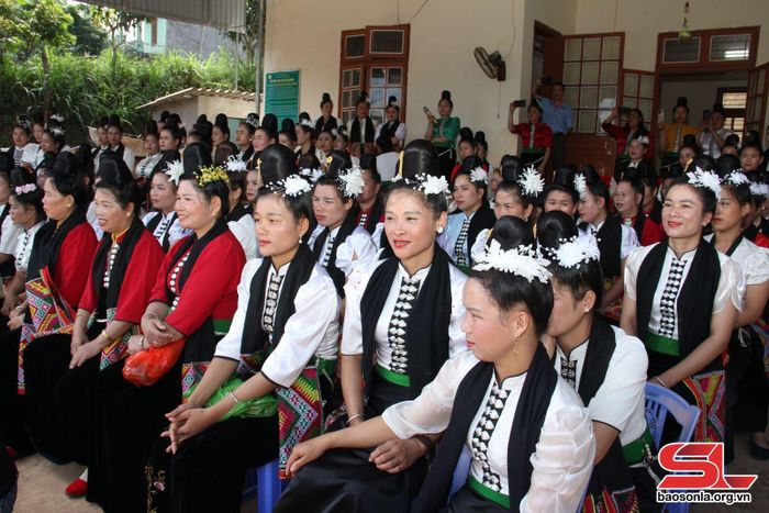Các câu lạc bộ xòe Thái thu hút đông đảo chị em hội viên phụ nữ tham gia. 