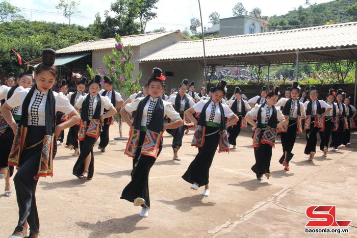 Luyện tập các điệu xòe cổ của dân tộc Thái.