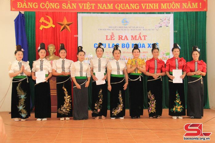 Lễ ra mắt các CLB xòe Thái tại xã Hua La, thành phố.