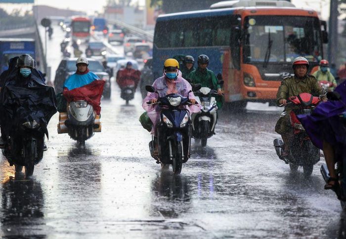  Trời mưa to khiến đường trơn trượt, tầm nhìn hạn chế gây khó khăn trong việc quan sát và xử lý tình huống. 
