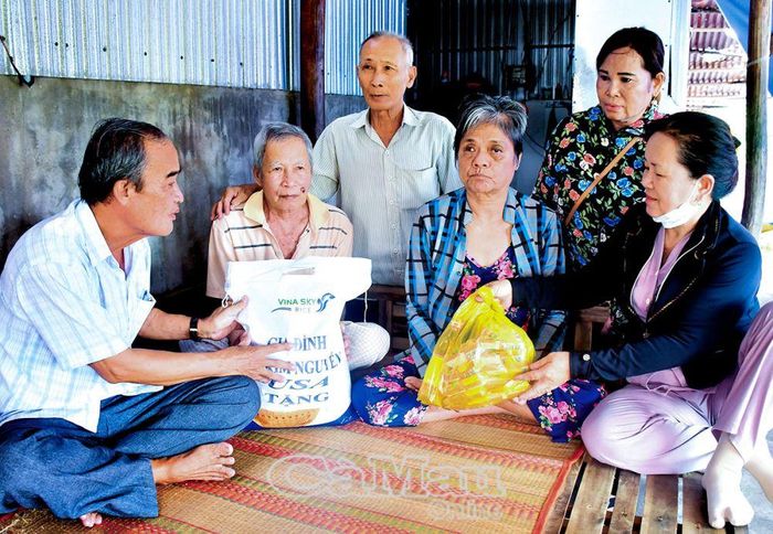 Thành viên Nhóm thiện nguyện NCT xã Thạnh Phú, huyện Cái Nước, cùng nhau vận động, sẻ chia với những hoàn cảnh khó khăn, bất hạnh.