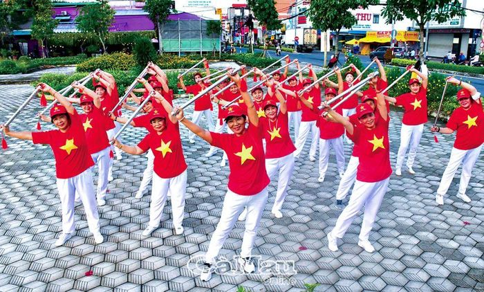 Trên địa bàn tỉnh có 218 câu lạc bộ văn hóa, văn nghệ, thể dục dưỡng sinh đang hoạt động hiệu quả, thu hút gần 6 ngàn NCT tham gia, xây dựng đời sống tinh thần lành mạnh, sống vui, sống khỏe và sống có ích. (Trong ảnh: CLB Thể dục dưỡng sinh Phường 5, TP Cà Mau).