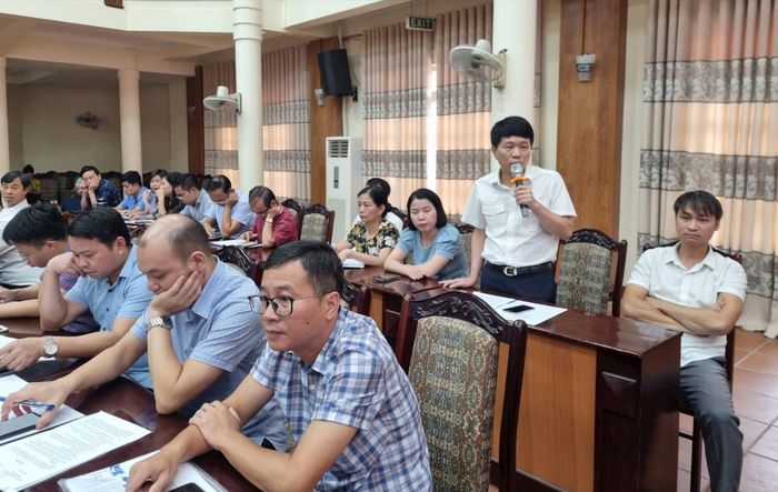 Đại biểu đại diện Chi cục Thuế thị xã Sơn Tây nêu ý kiến liên quan vấn đề thu tiền sử dụng đất.