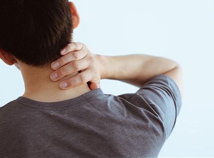 Không bẻ cổ kêu răng rắc để phòng căng đau vai gáy.